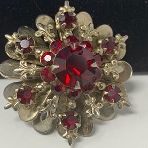 💛 Vintage Beautiful Red Flower Brooch